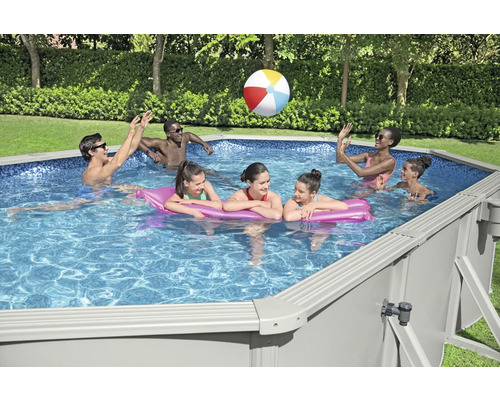 Groep mensen speelt in een opzetzwembad met een bal