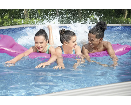 Kinderen spelen in het zwembad met een luchtmatras