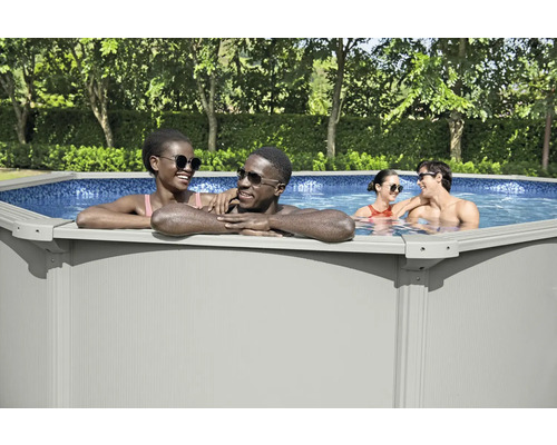 Opzetzwembad met badgasten in de tuin