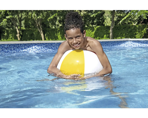 Jongen met geel-witte waterbal in zwembad