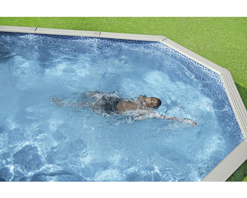 Foto van een man die zwemt in een stalen wandzwembad.