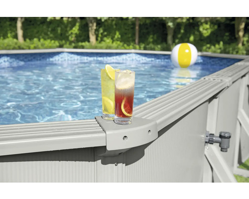 Opzetzwembad met verfrissende drankjes en een waterbal