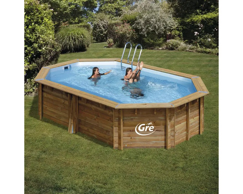 Houten opzetzwembad met ladder in de tuin