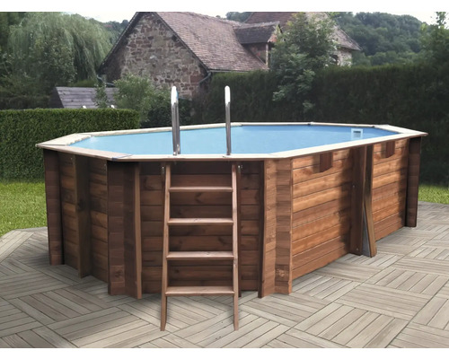 Houten zwembad met ladder in de tuin