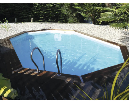 Achtvormig zwembad met houten omranding en ladder in de tuin.