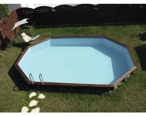 Opzetzwembad met houten frame en ladder in de tuin