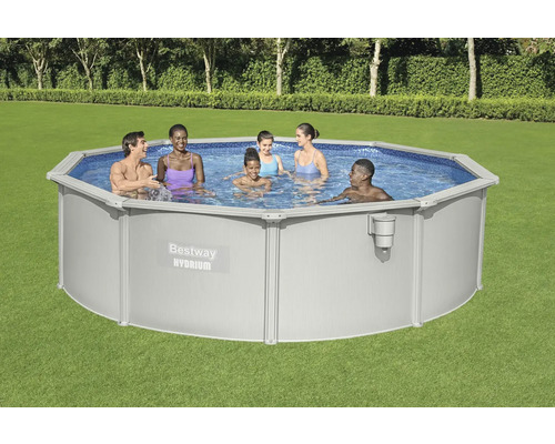 Bovengronds zwembad met mensen in de tuin