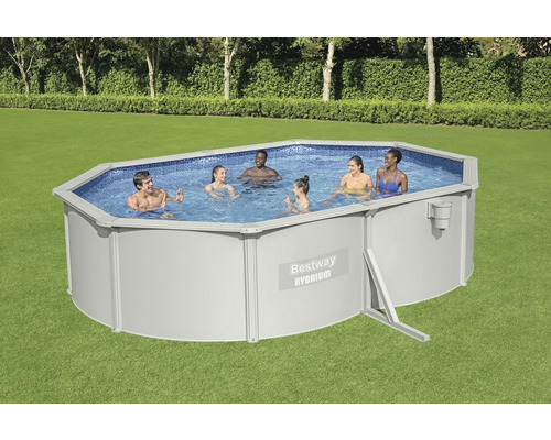 Opzetzwembad in de tuin met mensen in het water