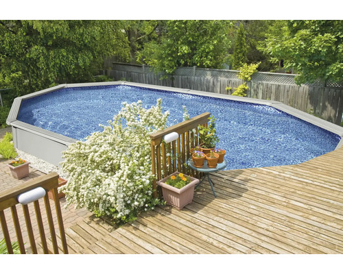 Opzetzwembad in de tuin met houten terras en beplanting