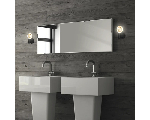 Badkamer met twee wastafels, spiegel en lampen