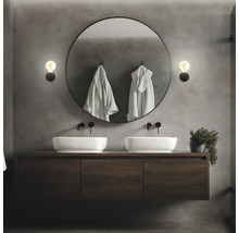 Moderne badkamer met dubbele wastafel, ronde spiegel en wandlampen