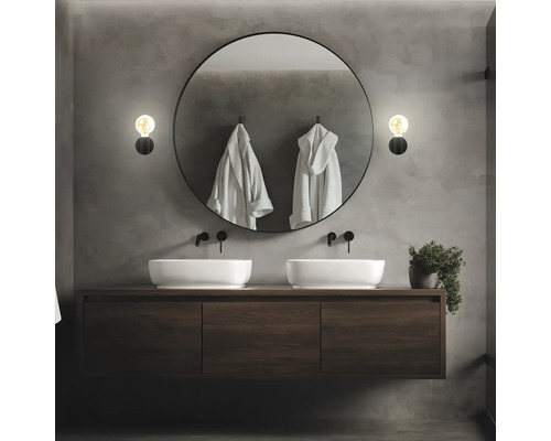 Moderne badkamer met dubbele wastafel, ronde spiegel en wandlampen