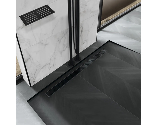 Badkamer met inloopdouche, douchegoot en wandplank