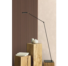 Kamerdecoratie met houten panelen, staande lampen en decoratieve objecten op houten sokkels