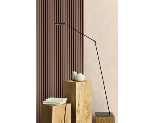 Kamerdecoratie met houten panelen, staande lampen en decoratieve objecten op houten sokkels