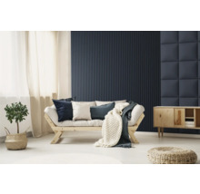 Woonkamer met houten bank, kussens, dekens, houten panelen en decoratie