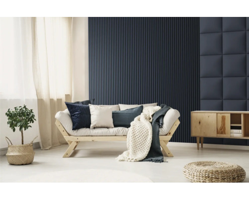 Woonkamer met houten bank, kussens, dekens, houten panelen en decoratie