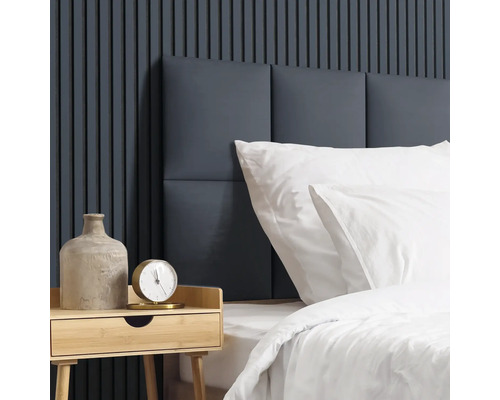 Slaapkamer met gestoffeerd hoofdeinde, nachtkastje en decoraties