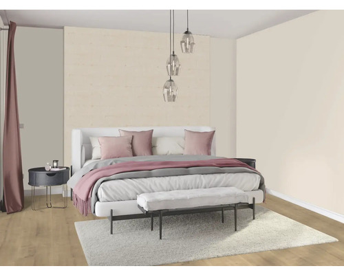 Slaapkamer met bed, nachtkastje, bank, vloerkleed en hanglampen