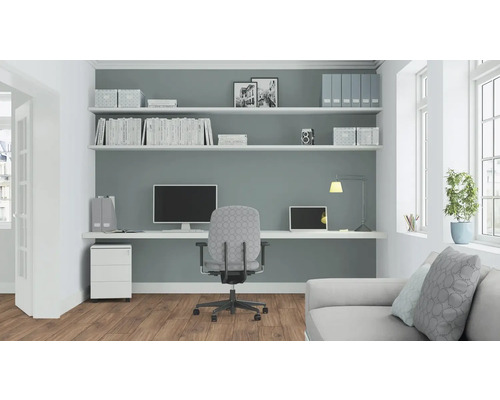 Werkkamer met bureau, bureaustoel, planken en bank voor een georganiseerde en lichte sfeer