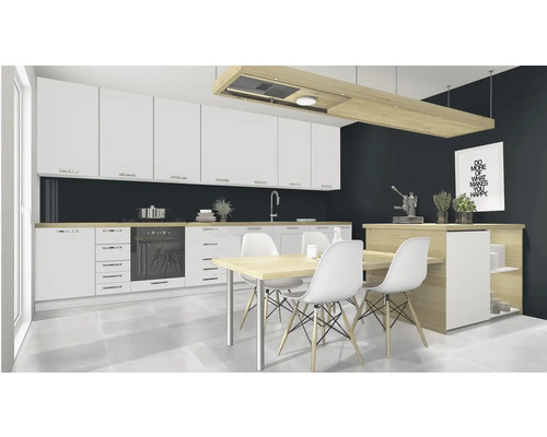 Lichte keuken met eettafel en stoelen