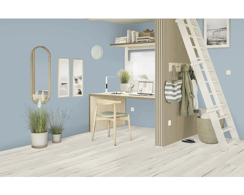 Lichte kamer met hoogslaper, bureau en houten ladder