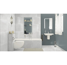 Lichte badkamer met bad, wastafel en toilet in eenvoudig design