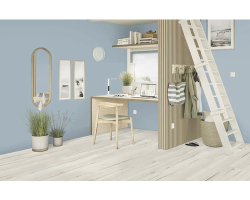 Lichte kamer met hoogslaper, bureau, ladder en decoratieve elementen