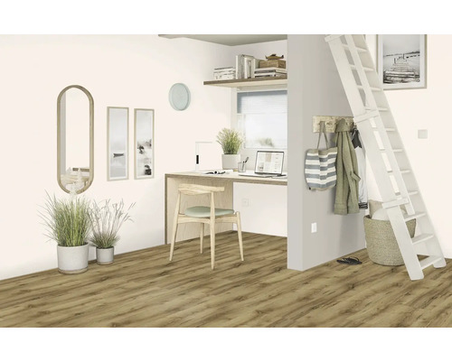 Lichte kamer met bureau, houten stoel, ladder en laminaatvloer met houtlook