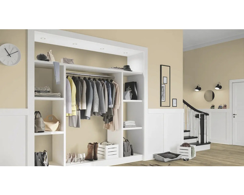 Lichte hal met garderobe, trap en decoraties voor een gezellig huis.