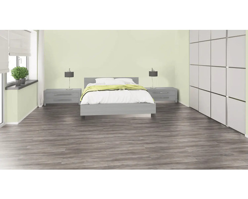 Slaapkamer met bed, nachtkastjes, lampen en kledingkast