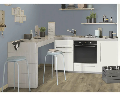 Keukenscène met kitchenette, barkrukken en decoratie