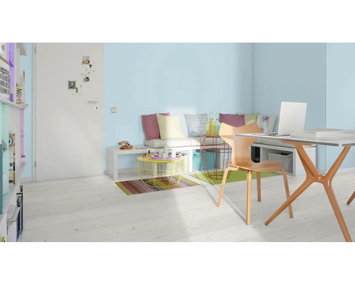 Lichte werkkamer met bureau, stoel en decoratieve elementen voor een vriendelijke sfeer