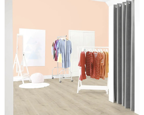 Lichte kamer met kledingrekken en gordijn als kleedkamer