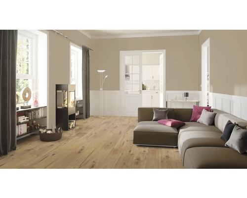 Woonkamer met bank, kachel en houten vloer