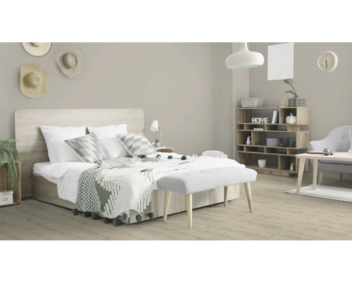 Lichte slaapkamer met bed, bank, plank en decoratie