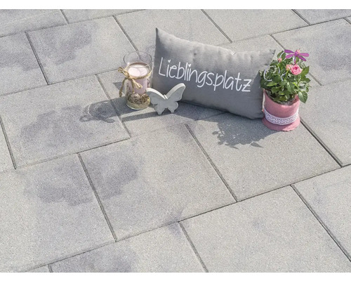 Betonnen straatstenen gelegd met decoratie