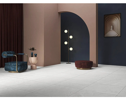 Lichte ruimte met tegelvloer, fauteuil en decoratie