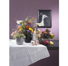 Decoratief stilleven met bloemen, kaarsen, fruit en een afbeelding van een witte pauw