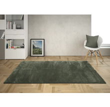 Interieur met vloerkleed, stoel, plank en fotolijst