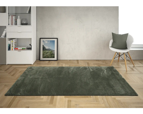 Interieur met vloerkleed, stoel, plank en fotolijst