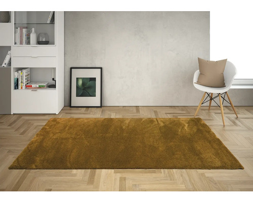 Rechthoekig tapijt van kunstvezel in een lichte, vriendelijke kamer met een lichte houten vloer.