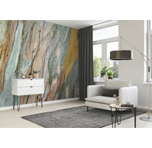 Woonkamer met behangmotief, fauteuil, vloerkleed en dressoir