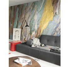 Woonkamer met patroonbehang, bank, staande lamp en tafel