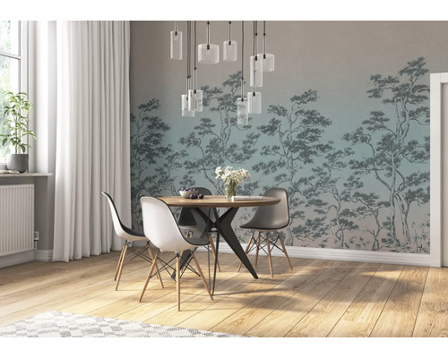 Eetkamer met houten tafel, stoelen en een behang met boommotief voor een lichte en georganiseerde sfeer.