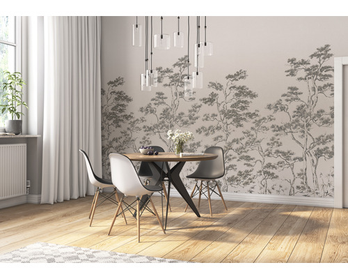 Eetkamer met eettafel, stoelen, behang met boommotief en hanglampen.