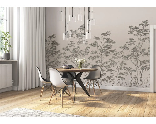 Eetkamer met eettafel, stoelen en bosbehang