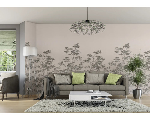 Woonkamer met bank, salontafel, vloerlamp, kamerplant en bedrukt behang.