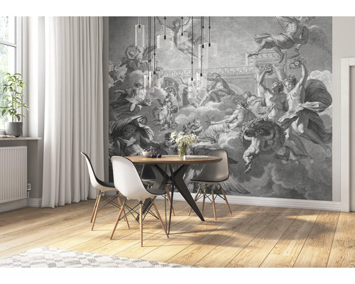 Eetkamer met klassieke muurschildering, eettafel en stoelen.