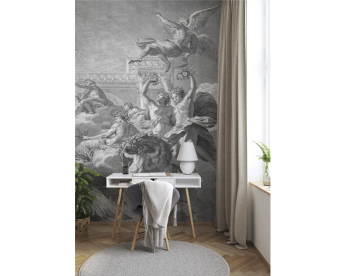 Woonkamer met fotobehang van een historisch schilderij, bureau en stoel